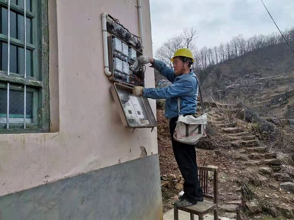 全國(guó)勞模寧啟水的年三十“誰都想回家團(tuán)團(tuán)圓圓過年，我就想把機(jī)會(huì)讓給家在外地的員工，咱家就在當(dāng)?shù)兀汗?jié)值班是我應(yīng)盡的本分?！?月11日，大年三十，在供電所值班的寧啟水說。其實(shí)，每年春節(jié)寧啟水（后稱啟水）每天不是守在供電所，就是外出檢查線路，對(duì)發(fā)現(xiàn)的安全隱患及時(shí)清除，無論如何也要確保老百姓過上一個(gè)亮亮堂堂的春節(jié)。