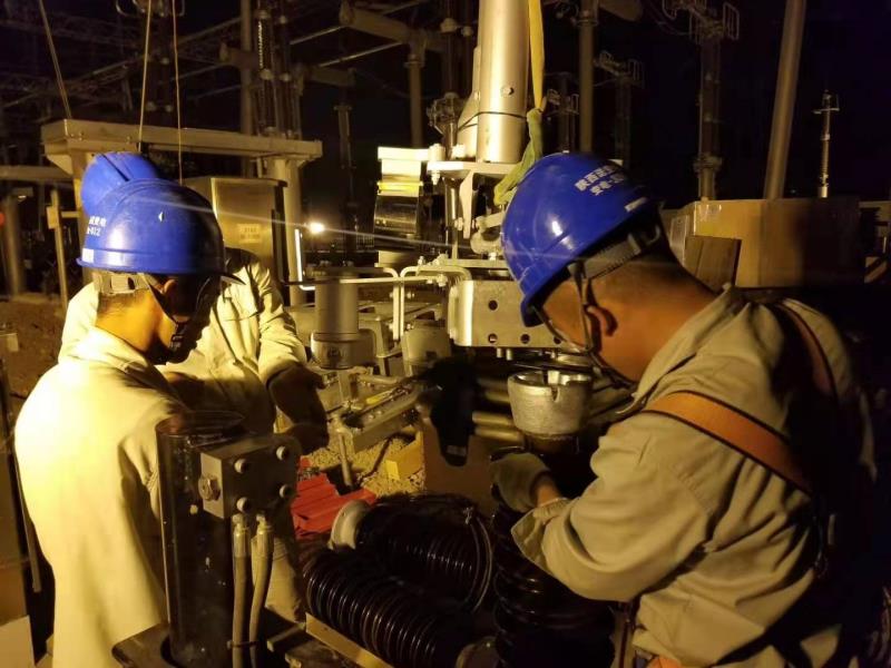 陜西送變電職工不畏嚴(yán)寒 助推電網(wǎng)建設(shè)工程1月19日，由陜西送變電工程有限公司承建的富平330千伏變電站110千伏間隔擴(kuò)建工程項(xiàng)目部一片熱火朝天的景象。連日來，日益寒冷的氣溫環(huán)境和逐漸增長(zhǎng)的用電需求為變電廠擴(kuò)建任務(wù)提出了新期待和新要求。