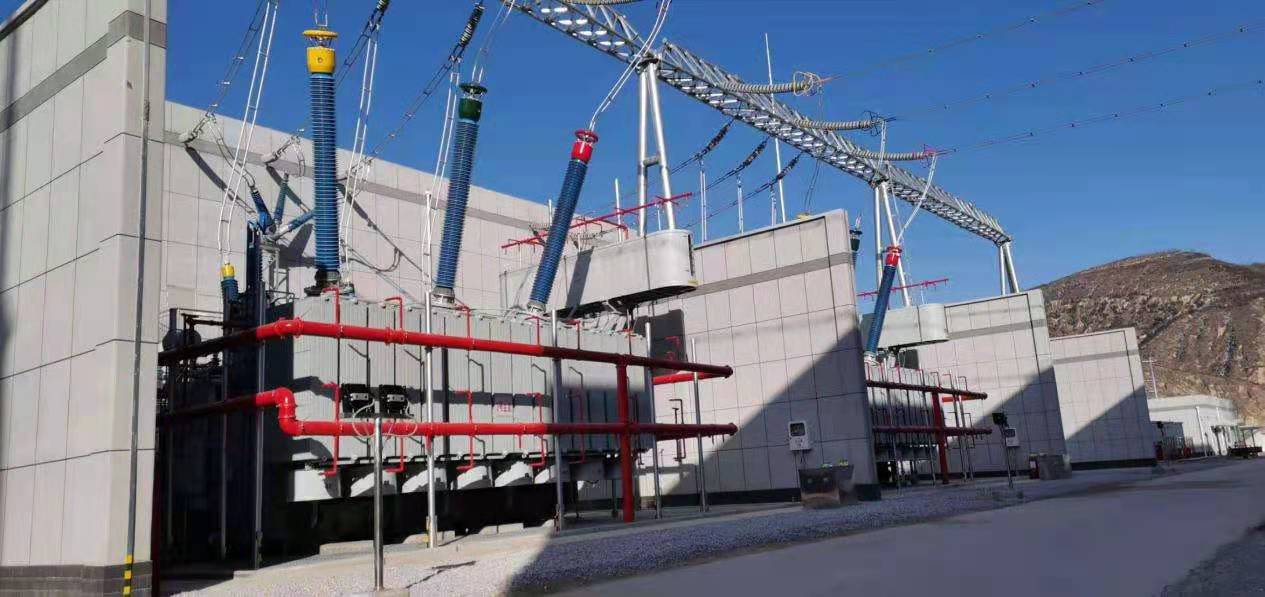 陜西送變電：吳起330千伏變電站順利投運(yùn)12月29日，由陜西送變電工程有限公司負(fù)責(zé)施工的吳起330千伏變電站順利竣工投產(chǎn)。吳起330千伏變電站新建工程項(xiàng)目站址位于陜西省延安市吳起縣西北側(cè)城關(guān)鎮(zhèn)白石咀村南側(cè)山坡下部，東距吳起縣城約5公里，站址北側(cè)為縣道，交通便利，主變本期2X360兆伏安位于站址中部，330千伏 GIS配電裝置布置在站區(qū)南側(cè)，采用戶內(nèi)設(shè)備，本期向南架空出線2回。