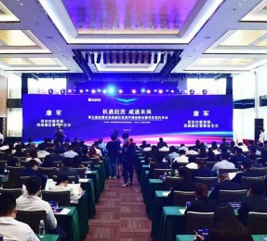 簽約938億 西咸新區(qū)舉辦投資環(huán)境說明會暨項目簽約專場活動5月10日，本屆絲博會西咸新區(qū)投資環(huán)境說明會暨項目簽約專場活動在西咸會議中心舉辦，現(xiàn)場集中簽約項目36個，總額達938.83億元。