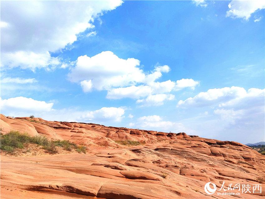 波浪谷景區(qū)的層層紅砂巖與碧水藍(lán)天共入秋色，成為一道醉人的風(fēng)景。白凌燕攝