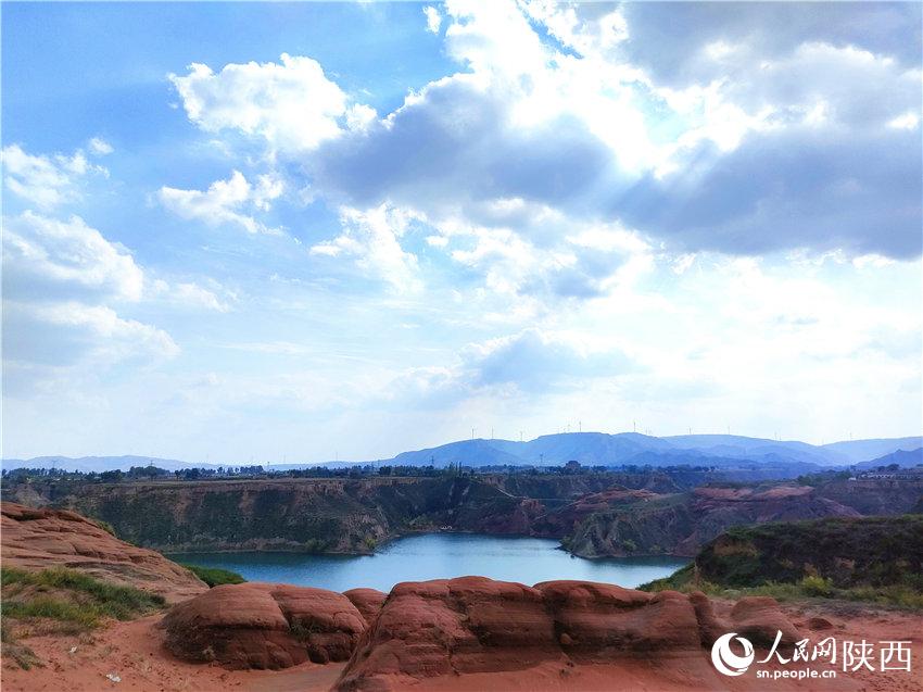 波浪谷景區(qū)的層層紅砂巖與碧水藍天共入秋色，成為一道醉人的風景。白凌燕攝