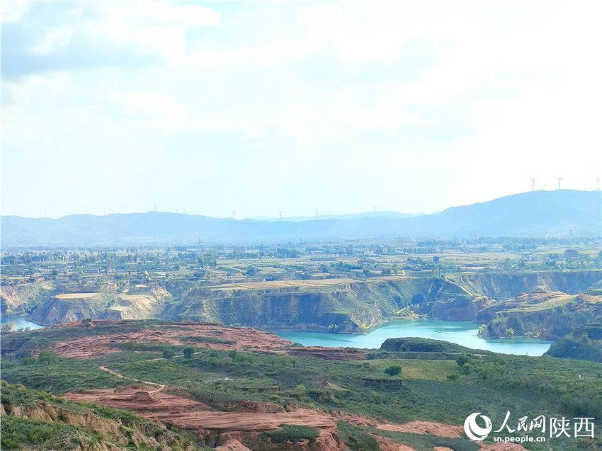 波浪谷景區(qū)的層層紅砂巖與碧水藍(lán)天共入秋色，成為一道醉人的風(fēng)景。白凌燕攝