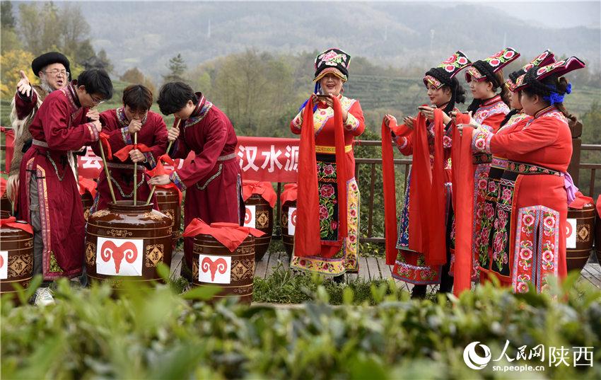 寧強縣姑娘們通過唱咂酒歌、獻羌紅等方式歡度羌歷新年。黎德華攝