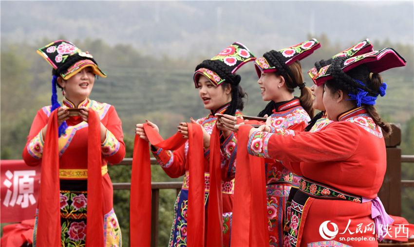 寧強縣姑娘們通過唱咂酒歌、獻羌紅等方式歡度羌歷新年。黎德華攝