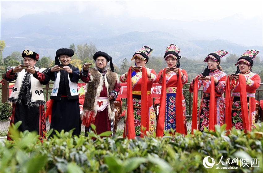寧強縣新寧酒廠人員通過鏡頭向游客唱羌族咂酒歌，歡度羌歷新年。黎德華攝