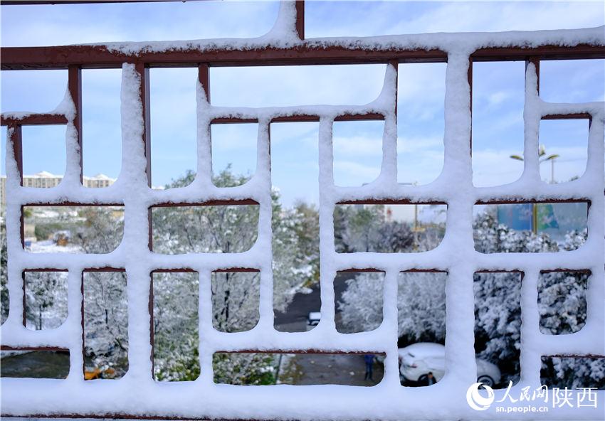 11月6日晚，古城西安迎來2021年第一場(chǎng)雪。吳超攝