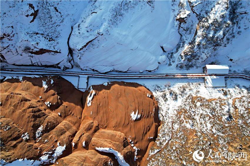 皚皚冰雪與瀲滟丹霞冰火對峙,置身景中喜不自勝。白凌燕攝