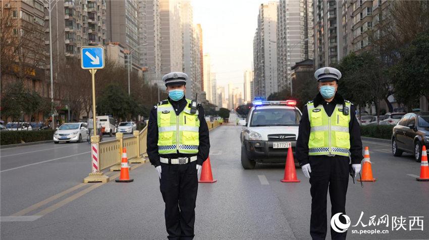 西安交警雁塔大隊(duì)民警在南三環(huán)朱雀大街十字管控第一道防線。