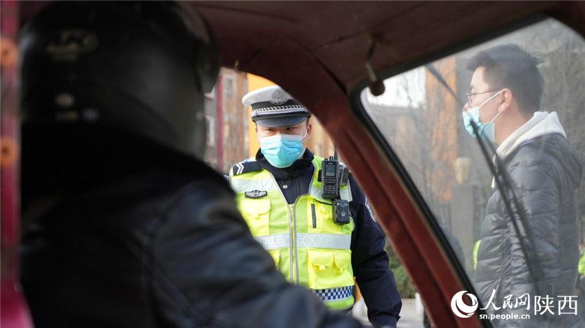 西安交警雁塔大隊民警為群眾悉心講解防疫政策。