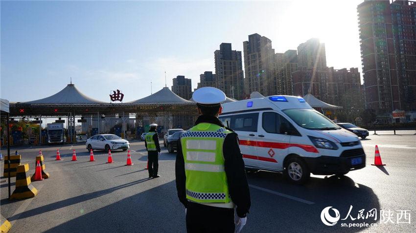 西安交警曲江大隊(duì)民警為救護(hù)車輛開辟綠色通道。