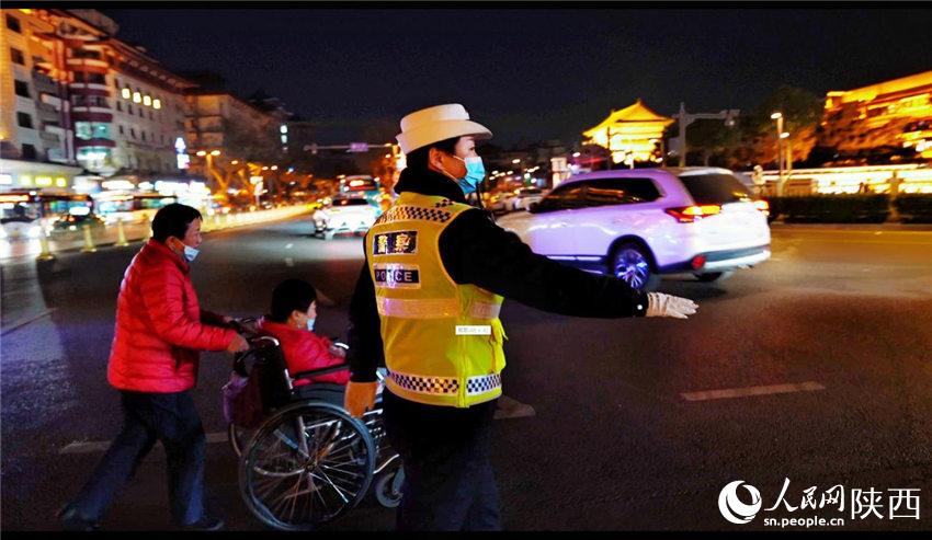 西安交警蓮湖大隊(duì)民警引導(dǎo)群眾過(guò)馬路。