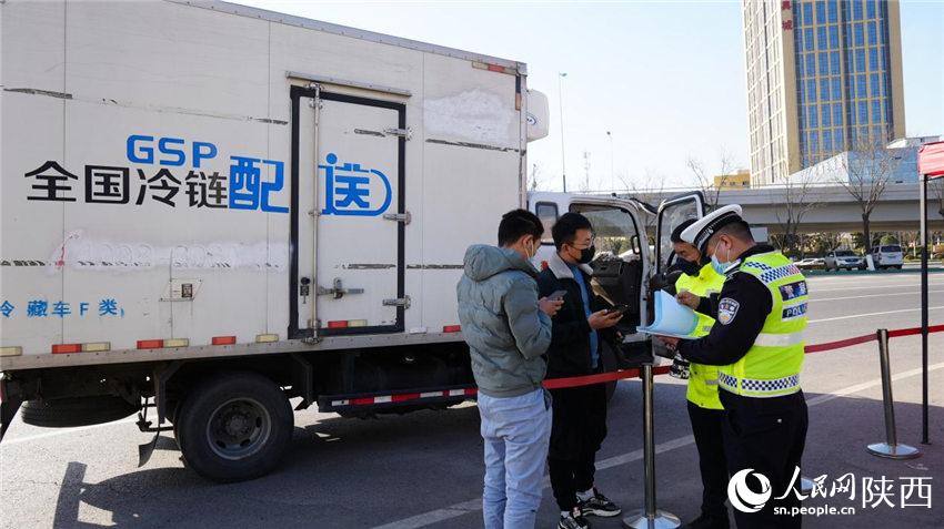 執(zhí)勤交警嚴(yán)查冷鏈配送車輛。