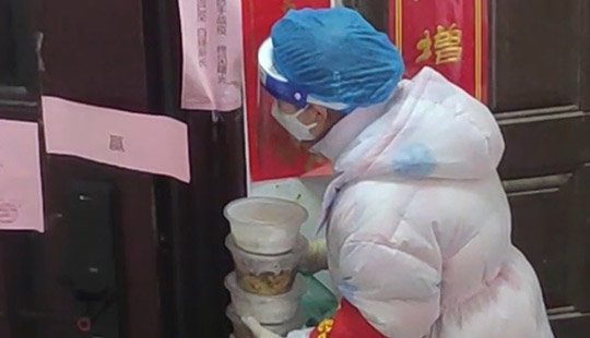 寶寶要吃母乳，堅守抗“疫”一線的她這樣做