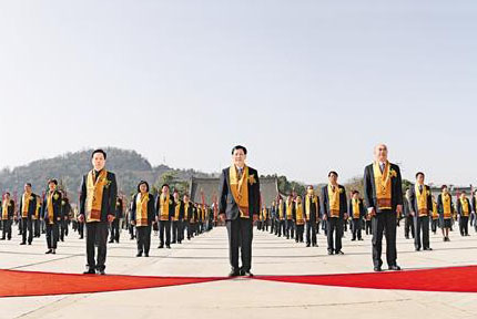 壬寅（2022）年清明公祭軒轅黃帝典禮舉行??全國人大常委會副委員長曹建明，中共陜西省委書記、省人大常委會主任劉國中，陜西省省長趙一德等，在陜港澳同胞、臺灣同胞、海外僑胞代表等在黃帝陵祭祀廣場參加公祭典禮。[詳細]