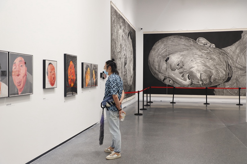 “人間仙境——方力鈞水墨”作品展。實習生 程博源攝