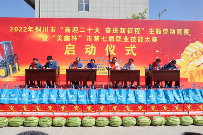 4名三秦工匠、銅川工匠現(xiàn)場簽定了名師帶徒協(xié)議