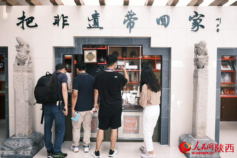8月1日上午，中外媒體走進渭南市非物質(zhì)文化遺產(chǎn)展示傳習(xí)館，感受千年文化瑰寶的魅力。人民網(wǎng)記者吳超 攝
