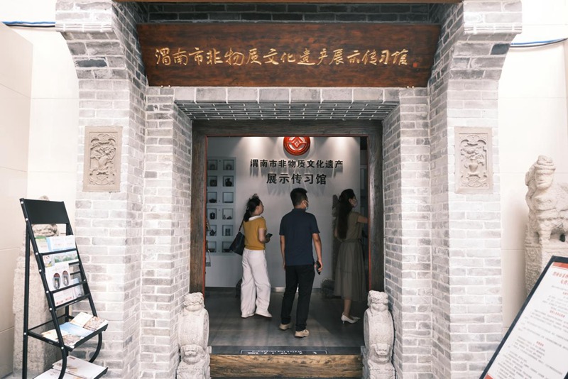 8月1日上午，中外媒體走進渭南市非物質(zhì)文化遺產(chǎn)展示傳習館，感受千年文化瑰寶的魅力。人民網(wǎng)記者吳超 攝