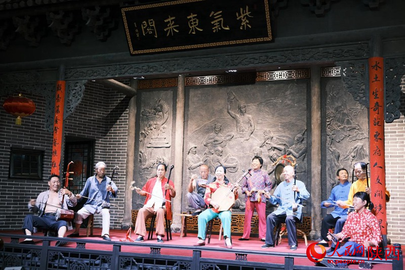 8月1日上午，中外媒體走進(jìn)渭南市非物質(zhì)文化遺產(chǎn)展示傳習(xí)館，感受千年文化瑰寶的魅力。人民網(wǎng)記者吳超 攝