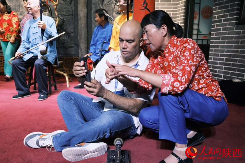 8月1日上午，中外媒體走進(jìn)渭南市非物質(zhì)文化遺產(chǎn)展示傳習(xí)館，感受千年文化瑰寶的魅力。人民網(wǎng)記者吳超 攝