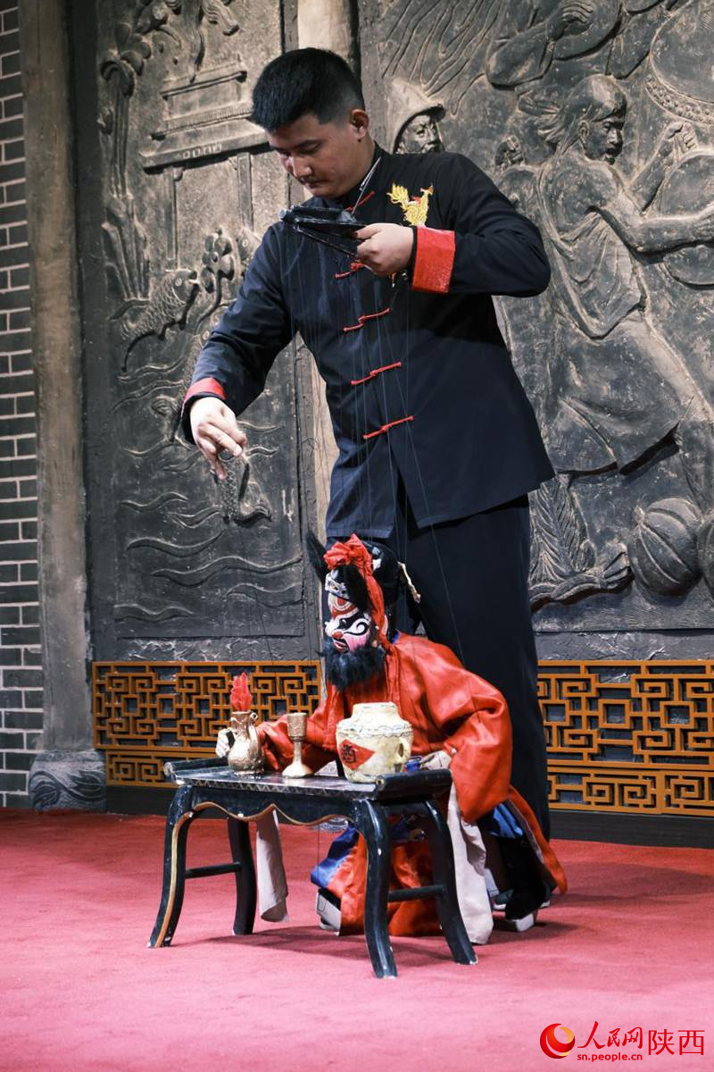8月1日上午，中外媒體走進渭南市非物質(zhì)文化遺產(chǎn)展示傳習館，感受千年文化瑰寶的魅力。人民網(wǎng)記者吳超 攝