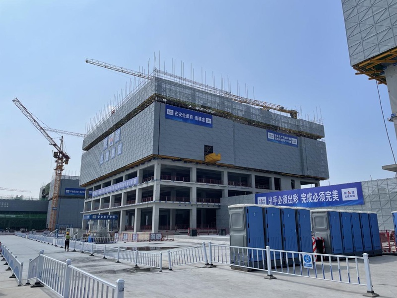 2022年8月2日，西安高新區(qū)絲路軟件城內(nèi)?？低曃靼部萍紙@項目正在緊張施工。人民網(wǎng) 賈凱璐攝