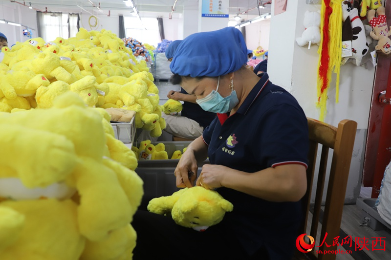 工人們正在制作毛絨玩具。李志強(qiáng) 攝