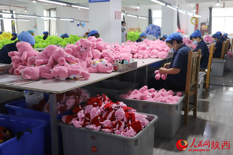 安康市生產(chǎn)的毛絨玩具2021年實(shí)現(xiàn)產(chǎn)值35.05億元。李志強(qiáng) 攝