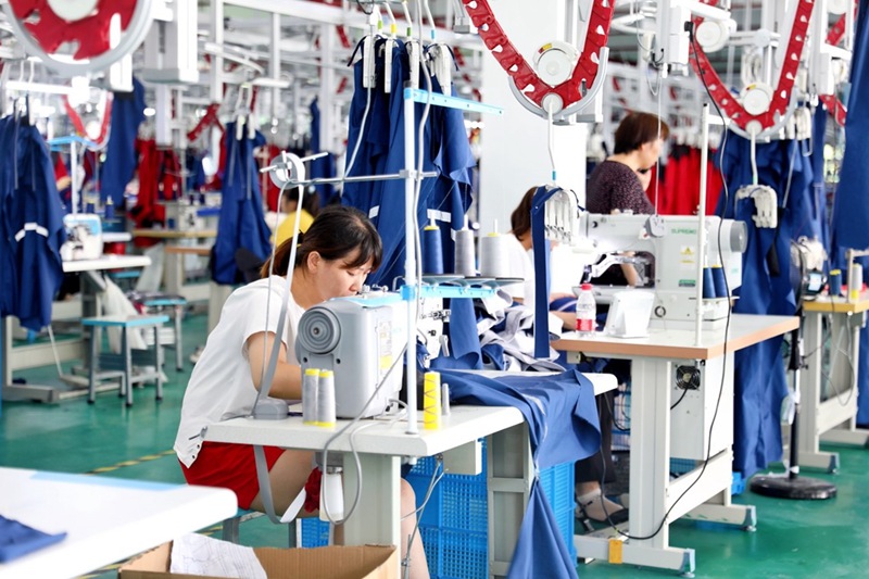 8月5日，陜西北方核防護科技有限公司里，工人正在使用縫紉機制作衣服。吳凱攝