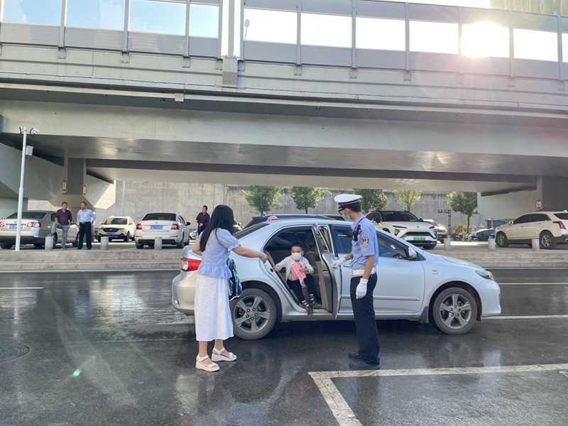 西安交警指揮中心“開學(xué)首日”指揮崗全員上崗，嚴(yán)防發(fā)生長時間、大面積交通擁堵。西安市交警支隊供圖