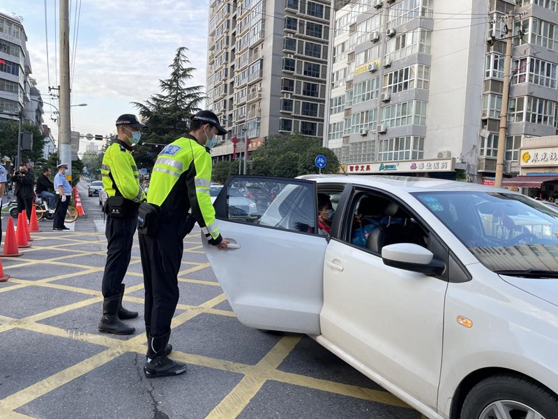 西安交警指揮中心“開學(xué)首日”指揮崗全員上崗，嚴防發(fā)生長時間、大面積交通擁堵。西安市交警支隊供圖