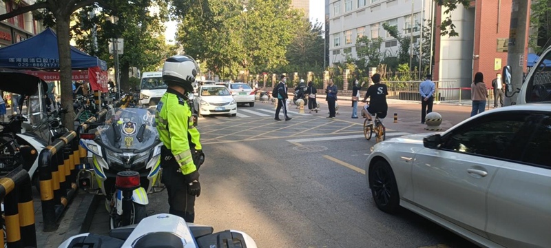 西安交警指揮中心“開學(xué)首日”指揮崗全員上崗，嚴(yán)防發(fā)生長時(shí)間、大面積交通擁堵。西安市交警支隊(duì)供圖