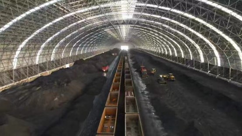 浩吉鐵路列車正在裝載煤炭。