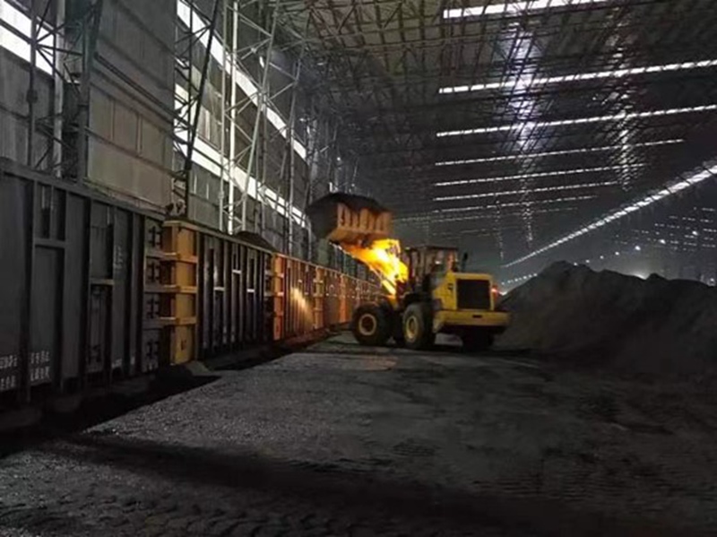 浩吉鐵路列車正在裝載煤炭。