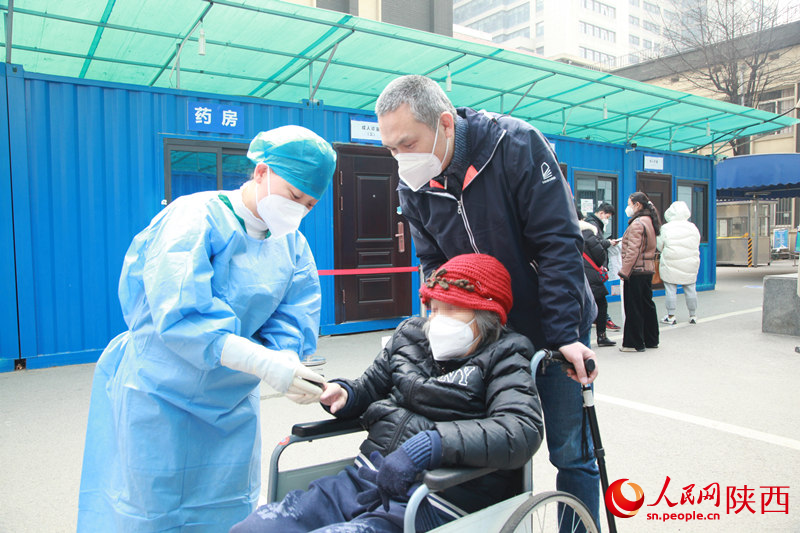 主管護(hù)士張晶為患者監(jiān)測血氧飽和度。人民網(wǎng) 賈凱璐攝