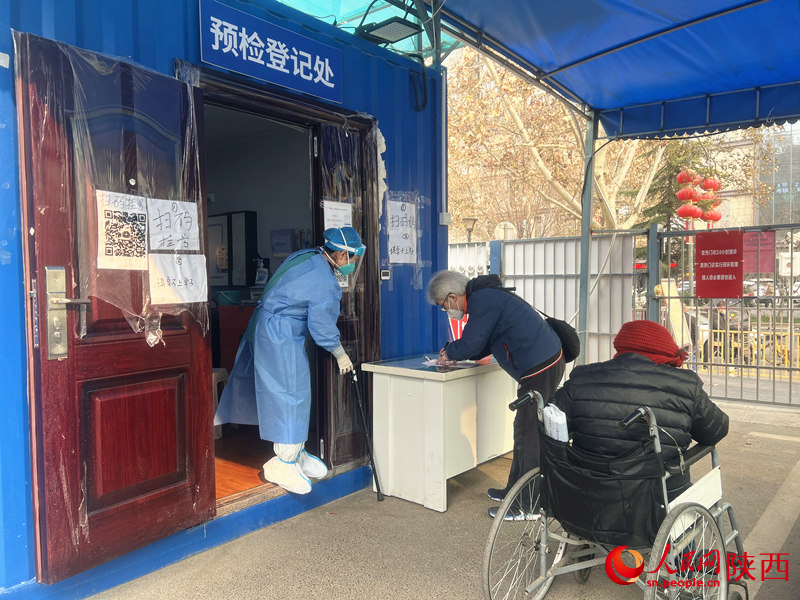 預(yù)檢登記處，護(hù)士正在指導(dǎo)患者登記信息。人民網(wǎng) 鄧楠攝