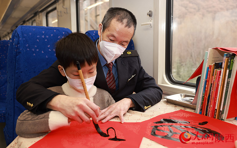 慢火車里歡聲笑語過小年。劉松霖攝