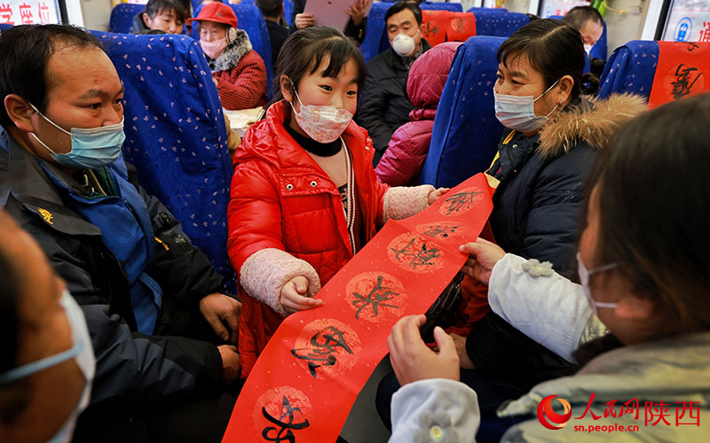 慢火車里歡聲笑語過小年。劉松霖攝