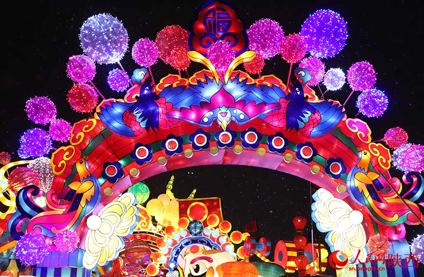 雪中璀璨的花燈。人民網(wǎng) 白鴿攝