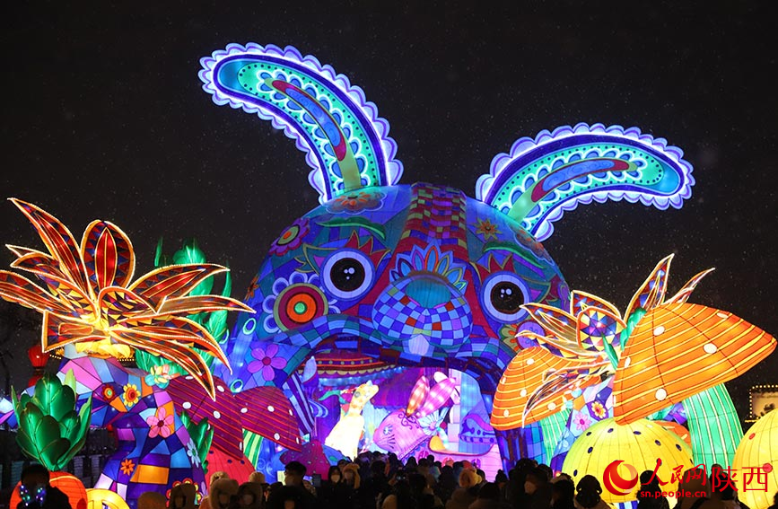 小年夜，城墻上人潮涌動(dòng)。人民網(wǎng) 白鴿攝