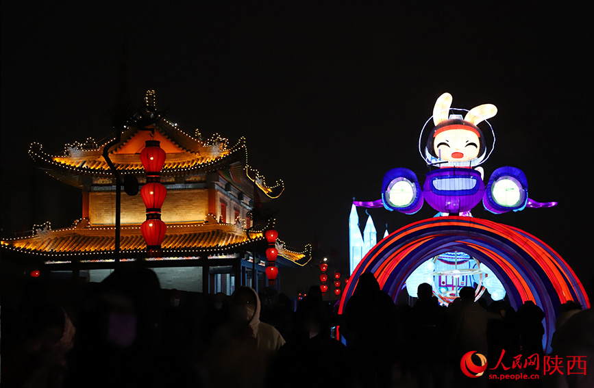 花燈與城樓交相輝映。人民網(wǎng) 白鴿攝