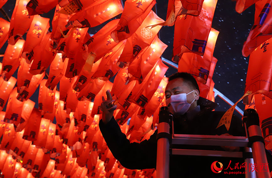 游客親手掛上寫好的祝福。人民網(wǎng) 白鴿攝