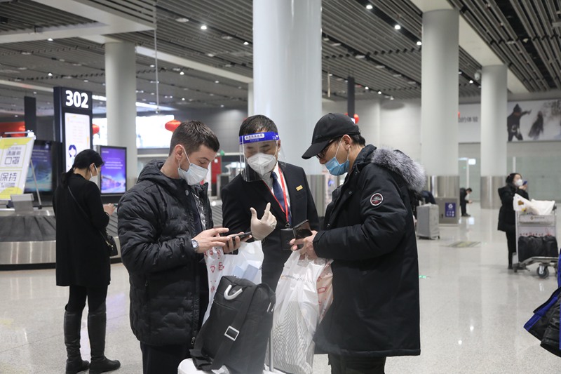 工作人員幫助旅客用手機進行相關(guān)操作。西咸新區(qū)空港新城供圖