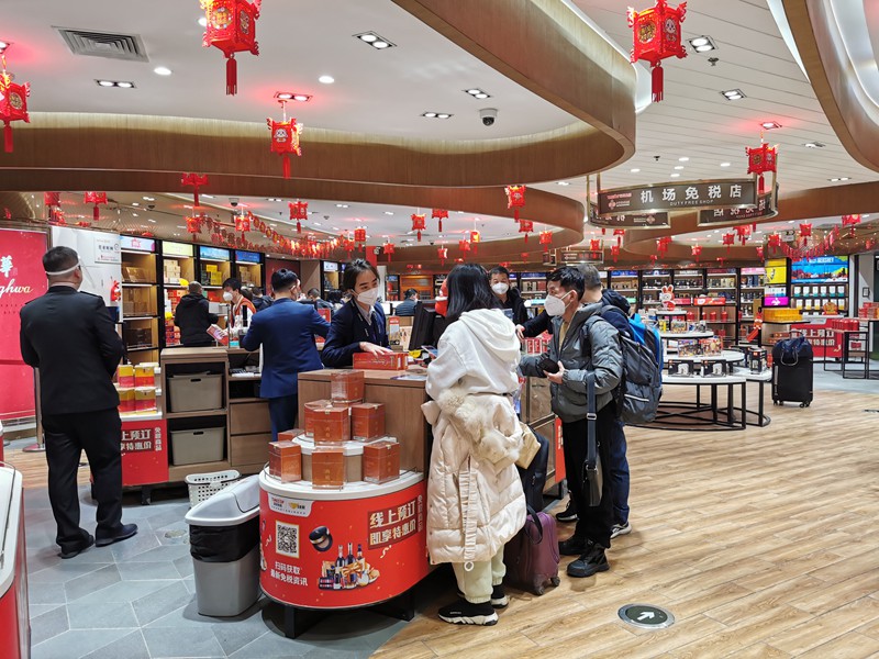 機場免稅內(nèi)大家在挑選商品。西咸新區(qū)空港新城供圖