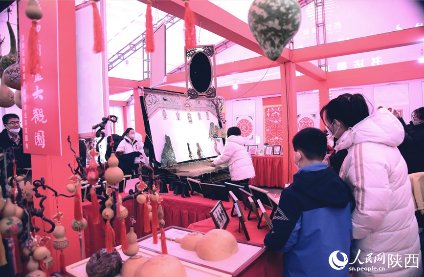 陜西高陵民俗文化展演現(xiàn)場，藝人正在表演皮影戲。