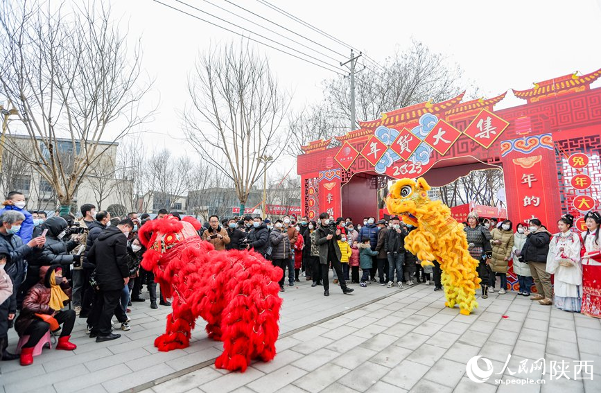 陜西高陵年貨大集現(xiàn)場(chǎng)的傳統(tǒng)舞獅表演。