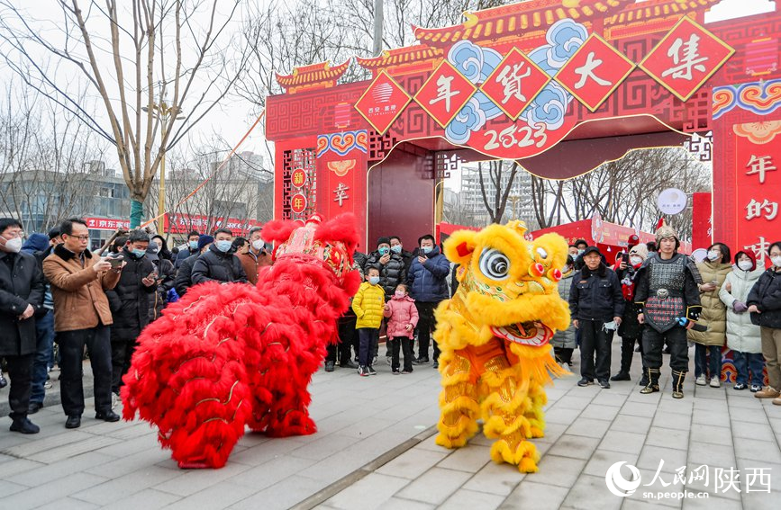 陜西高陵年貨大集現(xiàn)場的傳統(tǒng)舞獅表演。