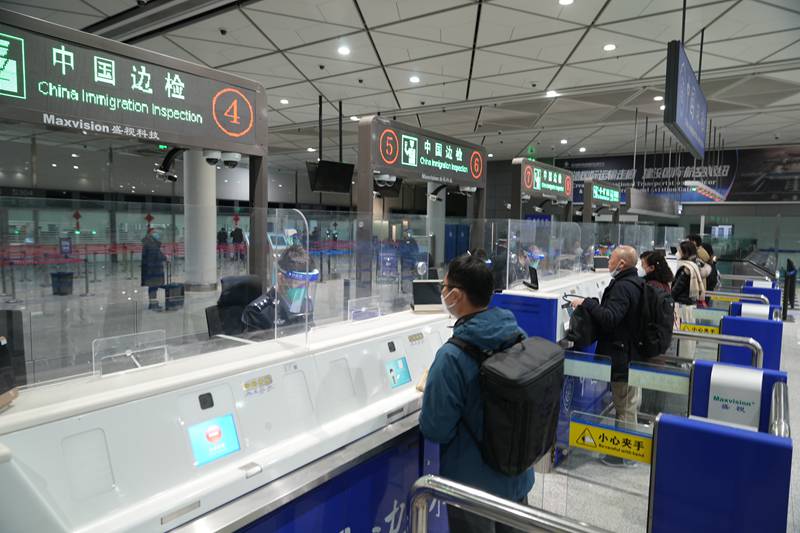 陜西邊檢總站民警為出入境旅客辦理通關(guān)手續(xù)。陜西出入境邊防檢查總站供圖