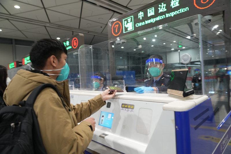 陜西邊檢總站民警為出入境旅客辦理通關(guān)手續(xù)。陜西出入境邊防檢查總站供圖